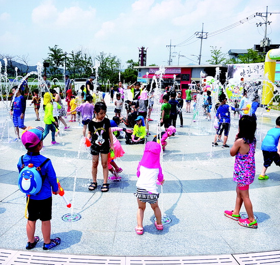 ▲ 의왕시 왕송호수 레일바이크 광장에서 어린이들이 물놀이를 즐기고 있다.  <의왕시 제공>