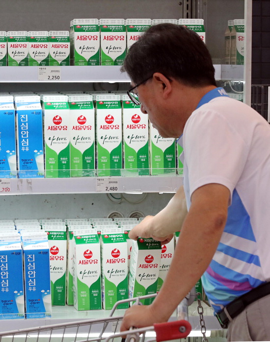 ▲ 8일 서울우유협동조합은 우유 제품의 가격을 오는 16일부터 3.6%(흰 우유 1리터 기준) 인상한다고 밝혔다. 2013년 이후 5년 만에 이뤄진 가격 인상이다. 사진은 이날 오후 서울의 한 대형마트에서 서울우유를 고르는 소비자 모습.   /연합뉴스