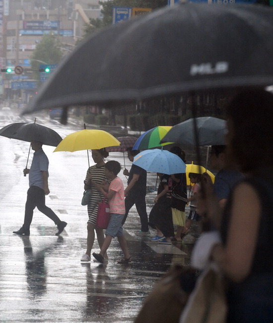 ▲ 수도권 지역에 많은 양의 비가 내린 28일 인천시 남동구 구월동의 한 사거리에서 우산을 쓴 시민들이 귀가를 서두르고 있다.  이진우 기자 ljw@kihoilbo.co.kr