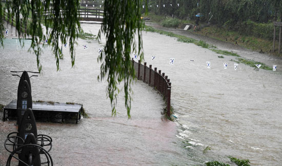 ▲ 기습 폭우가 내린 28일 오후 수원천 둔치의 운동기구가 물에 잠겨 있다.  홍승남 기자 nam1432@kihoilbo.co.kr