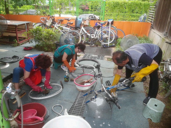 ▲ 광명시가 공공일자리 사업 참가자들이 ‘5060 싸이클링 프로젝트’ 자전거를 수리하고 있다. <광명시 제공>