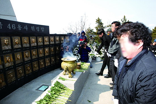 ▲ 북한 피격으로 백령도 인근 바다에서 침몰한 천안함 희생자의 추모식이 열리고 있다.