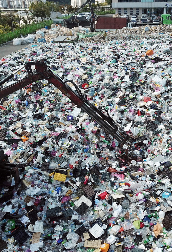 ▲ 27일 오후 수원도시공사 자원순환센터에 5일간의 추석 연휴 동안 배출된 쓰레기가 가득하다.  홍승남 기자 nam1432@kihoilbo.co.kr