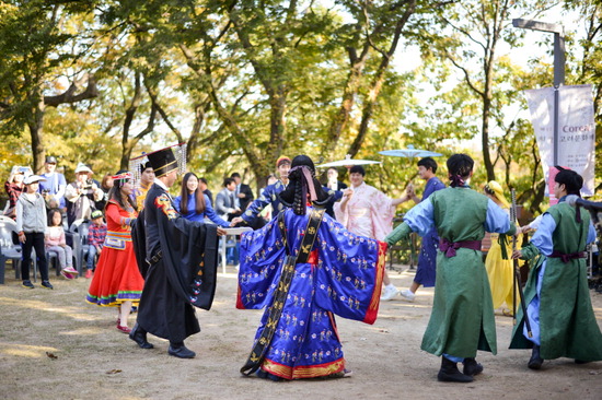 ▲ 연천군은 7일부터 9일까지 숭의전에서 ‘연천 고려문화제’를 개최한다. 사진은 행사에 참여한 시민들.  <연천군 제공>