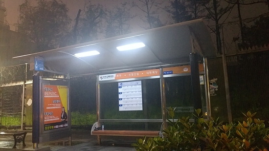 ▲ 인천 중구지역 버스승강장에 태양광 조명이 불을 밝히고 있다.  <중구 제공>