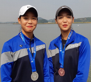 ▲ 체전 카누 메달을 획득한 쌍둥이 자매강진영(언니·오른쪽)과 강선영.