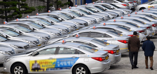 ▲ 택시 파업이 진행된 18일 인천시 남동구의 한 택시회사 차고지에 차량이 가득 들어차 있다.  이진우 기자 ljw@kihoilbo.co.kr