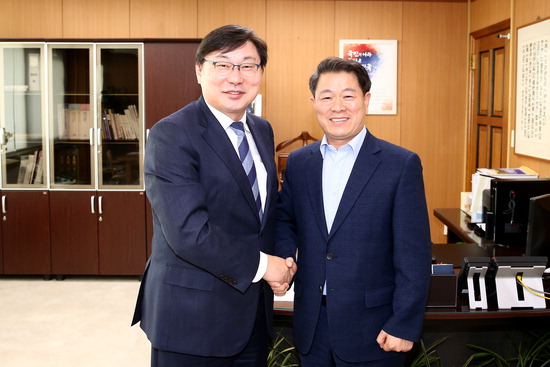▲ 도비 확보에 나선 박승원 광명시장이 지난 6일 이화영 평화부지사를 만나고 있다.