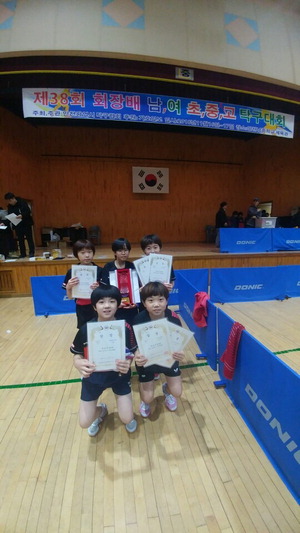 ▲ 인천 조동초교 선수들이 인천탁구협회장기탁구대회 여초부 단체전 우승 기념사진을 찍고 있다.