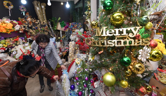 ▲ 크리스마스를 한 달여 앞둔 22일 오후 수원시 영통구 플라워랜드를 찾은 시민들이 크리스마스 트리 용품을 살펴보고 있다.홍승남 기자 nam1432@kihoilbo.co.kr