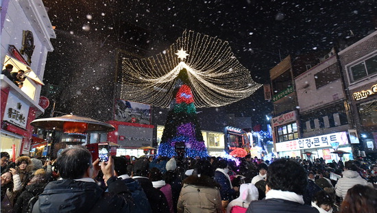 ▲ ‘2018 크리스마스 트리 점등식’이 지난 24일 인천시 중구 신포동 거리에서 열려 시민들이 눈송이 퍼포먼스와 함께 점등된 트리를 보며 즐거운 시간을 보내고 있다.  이진우 기자 ljw@kihoilbo.co.kr