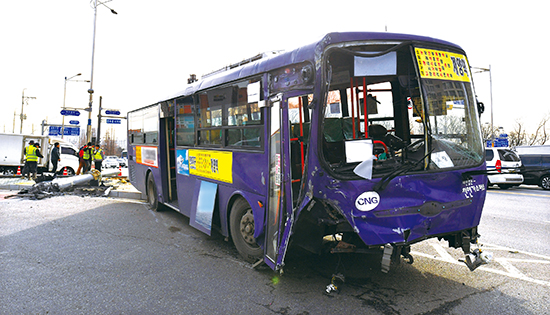 ▲ 인천에서 버스와 택시가 충돌해 10명이 다치는 사고가 발생했다. 인천남동소방서 등에 따르면 5일 낮 12시 23분께 남동구 선수촌아파트 인근 사거리에서 시내버스와 택시가 충돌했다. 이 사고로 A(29)씨 등 버스 승객 10명이 부상을 입고 인근 병원 2곳으로 옮겨져 치료를 받았다.  이진우 기자 ljw@kihoilbo.co.kr