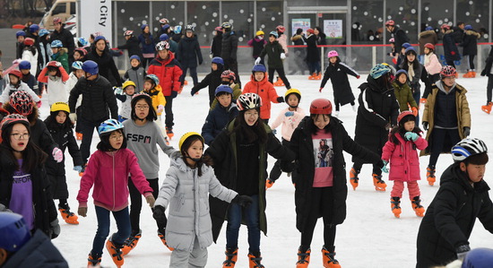 ▲ 16일 오후 성남시청 야외 스케이트장이 개장한 가운데 시민들이 스케이트를 타며 즐거워하고 있다.  성남-홍승남 기자 nam1432@kihoilbo.co.kr