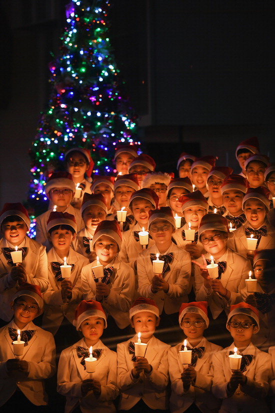 ▲ 크리스마스를 하루 앞둔 24일 오후 용인시 수지구 새에덴교회에서 천사소리합창단이 성탄절을 준비하고 있다.  용인=홍승남 기자 nam1432@kihoilbo.co.kr