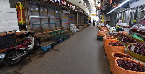▲ 추위가 이어진 30일 오후 수원시 팔달구 미나리시장이 한산한 모습을 보이고 있다.  홍승남 기자 nam1432@kihoilbo.co.kr