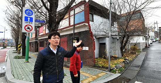 신년기획 인천 동구 화수2동 둘러보는 공무원들.jpg