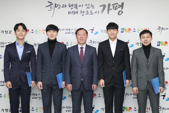 ▲ 가평군 왼쪽부터 오태희, 장지웅, 김성기군수, 하재민, 금강산 선수