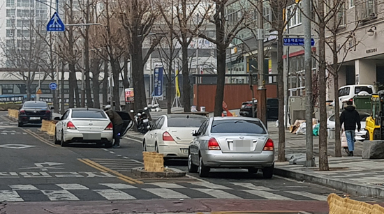 ▲ 인천시 남동구 미래광장 인근 자전거도로에 불법 주정차한 차량들이 늘어서 있다. 