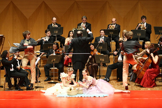 ▲ 의정부예술의전당에서 25일 비엔나 왈츠 오케스트라 내한 공연이 펼쳐진다. 사진은 오케스트라의 무대.<의정부예술의전당 제공>