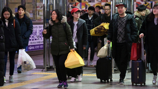 ▲ 설 연휴 마지막 날인 6일 수원역에 도착한 귀경객들이 집으로 향하고 있다. 홍승남 기자 nam1432@kihoilbo.co.kr