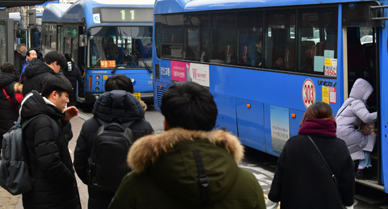 ▲ 최근 인천과 서울, 경기도가 시내버스 요금 인상 방안을 논의한 가운데 인천지역 버스요금이 올해 하반기나 내년 상반기 안에 인상될 가능성이 커졌다. 10일 인천시 미추홀구 관교동의 한 거리에서 시민들이 버스를 기다리고 있다.  이진우 기자 ljw@kihoilbo.co.kr