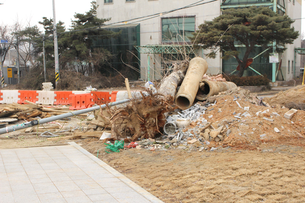 ▲ 안성맞춤 가족공원 내 쌓여있는 건설 폐기물.    김재구 기자