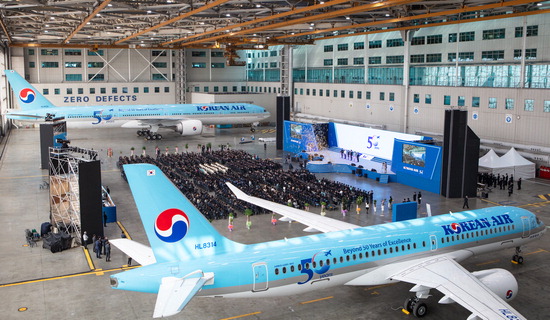 ▲ 대한항공이 서울 공항동 본사에서 ‘창립 50주년 기념식’을 진행하고 있다. <대한항공 제공>