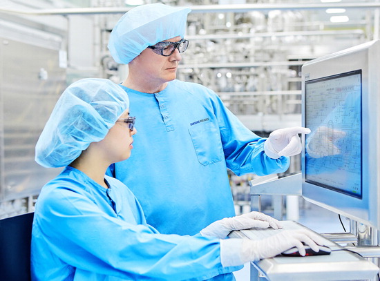 ▲ 삼성바이오로직스 직원들이 바이오의약품 제조과정에서 품질 향상을 위해 시스템을 점검하고 있다. <삼성바이오로직스 제공>