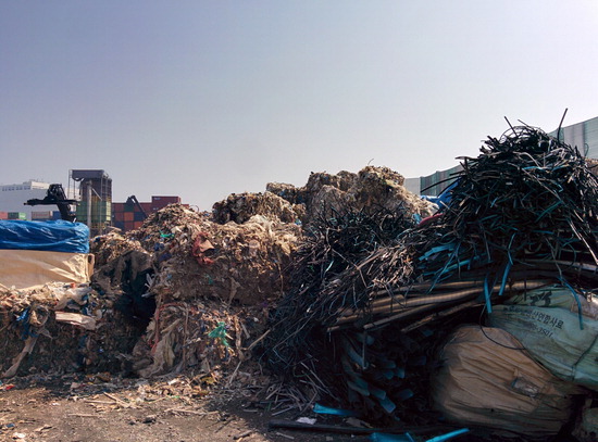 ▲ 인천항 석탄부두에 있는 한 화물 야적장에 해외로 수출하려던 쓰레기가 1천t 가량 쌓여 있다. 