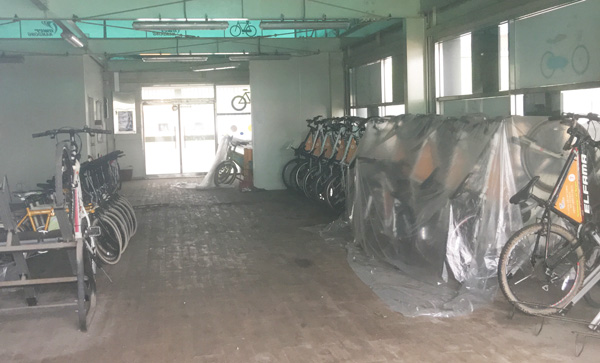 ▲ 23일 찾은 인천시 남동구 논현동 소래습지생태공원 자전거대여소 내부에 비닐로 덮인 자전거가 있다. 