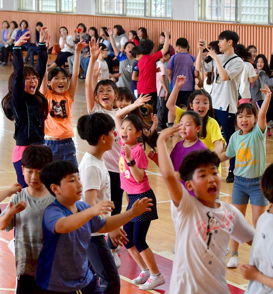 ▲ 무더운 여름 날씨를 보인 15일 인천시 동구 송림초등학교 체육관에서 학생들이 운동회를 하며 즐거운 시간을 보내고 있다.  이진우 기자 ljw@kihoilbo.co.kr