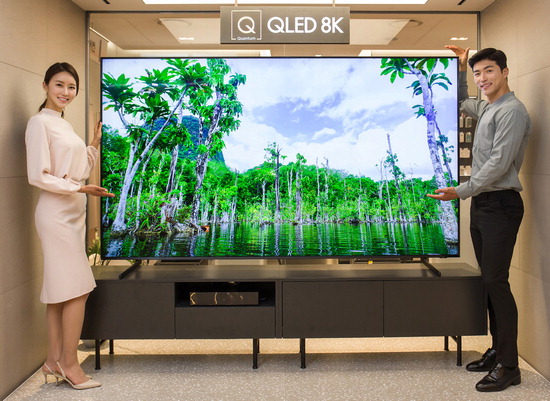 ▲ 삼성전자가 미국·유럽에 이어 한국 시장에 2019년형 QLED 8K 98형 TV를 본격적으로 판매한다고 26일 밝혔다.  <삼성전자 제공>