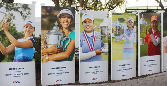 ▲ LPGA 투어 US여자오픈이 개최될 미국 사우스캐롤라이나주 ‘컨트리클럽 오브 찰스턴’에 전시된 역대 한국인 우승자 박인비(왼쪽 세 번째) 등의 사진. 대회 공식 기자회견 첫 번째 주인공으로 선정된 박인비는 