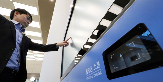 ▲ 인천공항 이용객이 T2에 설치된 스마트 사이니지를 시현하고 있다. <인천공항공사 제공>