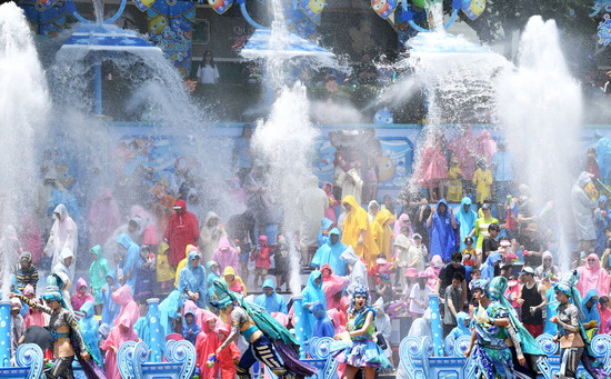 ▲ 23일 오후 용인 에버랜드에서 열리고 있는 여름축제 ‘썸머 워터 펀’ 축제를 찾은 시민들이 물놀이를 하며 즐거운 시간을 보내고 있다.  용인=홍승남 기자 nam1432@kihoilbo.co.kr