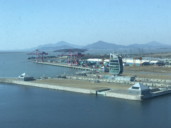 ▲ 인천 경인항~중국 칭다오 정기 컨테이너 항로가 다시 열린 전망이다. 사진은 경인항 컨테이너 터미널.  <인천항만공사>