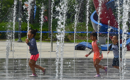▲ 18일 인천시 남동구 수산동의 한 분수대에서 어린이들이 물놀이를 하며 더위를 식히고 있다.  이진우 기자 ljw@kihoilbo.co.kr