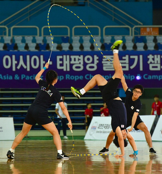 ▲ 한국 줄넘기 선수들이 18일 인천 남동체육관에서 열린 ‘아시아·태평양 챔피언십’ 프리스타일 경연을 펼치고 있다. 이진우 기자 ljw@kihoilbo.co.kr