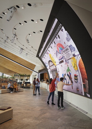 ▲ 영국 런던에 있는 쇼핑몰 ‘콜 드롭스 야드’에 위치한 ‘삼성 킹스크로스’에서 관람객들이 초대형 커브드 LED 스크린에 직접 그림을 그리고 있다. <삼성전자 디지털시티 제공>