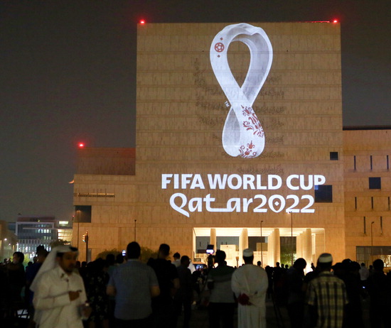 ▲ 카타르 도하에서 4일(한국시간) 2022년 열리는 FIFA 카타르 월드컵 엠블럼이 공개되고 있다. /연합뉴스