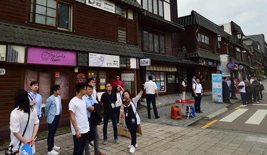 ▲ ‘2019 세계한인차세대대회’에 참석한 16개 나라의 한인 차세대 리더들이 5일 인천시 중구 개항로 거리를 찾아 옛 일본식 건축물을 살펴보고 있다.이진우 기자 ljw@kihoilbo.co.kr