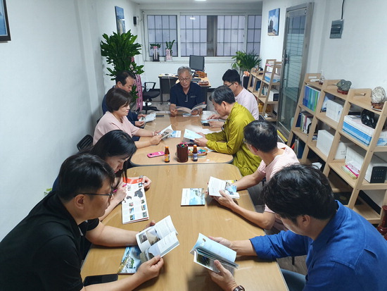 ▲ 인천섬유산연구회가 인천 중구청 앞에 연구소를 공식 개소한 가운데 관계자들이 회의를 진행하고 있다.