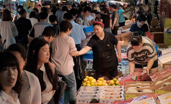 ▲ 10일 인천시 남동구 구월농산물도매시장이 명절에 쓰일 과일을 구매하는 시민들로 북적이고 있다.이진우 기자 ljw@kihoilbo.co.kr