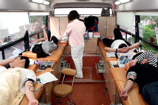 ▲ 여주대학교 재학생들이 헌혈 버스에서 헌혈을 하고 있다.  <여주대 제공>