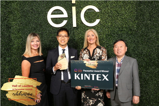 ▲ 킨텍스 관계자들이 지난 10일 미국 라이베이거스 만달라베이 호텔에서 열린 ‘2019 EIC 어워드 시상식’에서 아시아 최초 이노베이션 어워드를 수상한 뒤 기념촬영을 하고 있다.