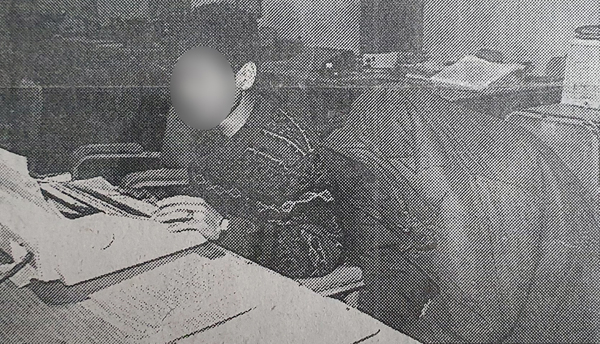 사진은 화성연쇄살인사건의 유력한 용의자로 지목된 A씨(오른쪽)가 1994년 충북 청주에서 처제를 성폭행한 뒤 살인한 혐의로 검거돼 옷을 뒤집어쓴 채 경찰조사를 받고 있는 모습. <중부매일 제공>