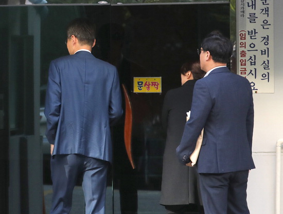 검찰 관계자들이 23일 서울 서초구 방배동 조국 법무부 장관 자택을 압수 수색하기 위해 현관으로 들어가고 있다.   /연합뉴스