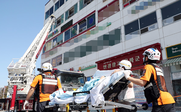 김포시 풍무동의 한 요양병원에서 24일 오전 불이 나 2명이 숨지고 47명이 부상했다. 사진은 화재 현장 모습.  /연합뉴스