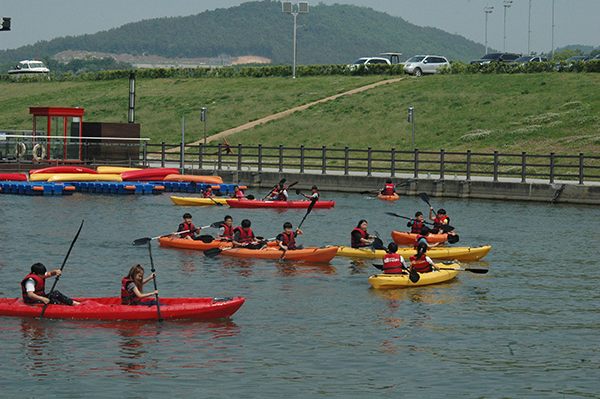 이포초 하호분교 학생들이 수상 안전 체험학습을 하고 있다.