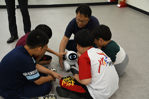장애 어린이들의 정서안정을 위해 도입한 로봇 교감 체험 프로그램.